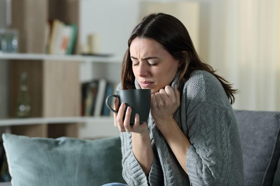 Es ist kalt und Sie frieren entsetzlich. Da dauert es nicht lange, bis Ihr Körper zu zittern anfängt. Aber warum ist das eigentlich so? (Bild: iStock/AntonioGuillem)