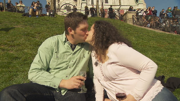 Turteln in der Stadt der Liebe: Victoria möchte Guy heiraten. (Foto: RTL)