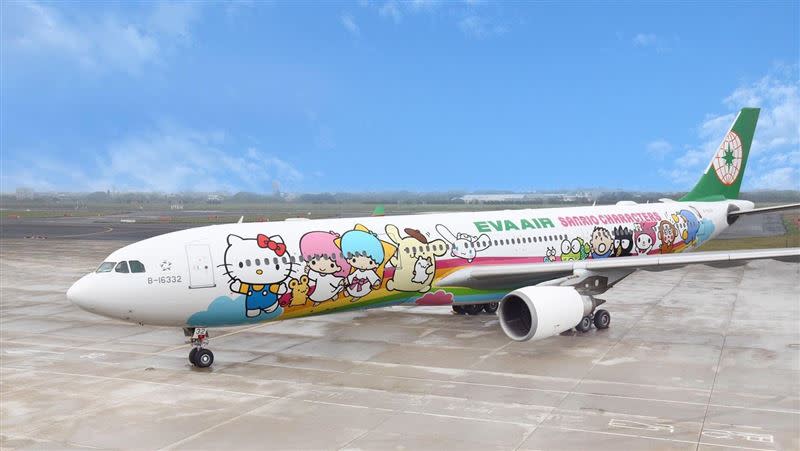 長榮航空「類出國」專案航班由彩繪雙機擔綱主角。（圖／長榮提供）