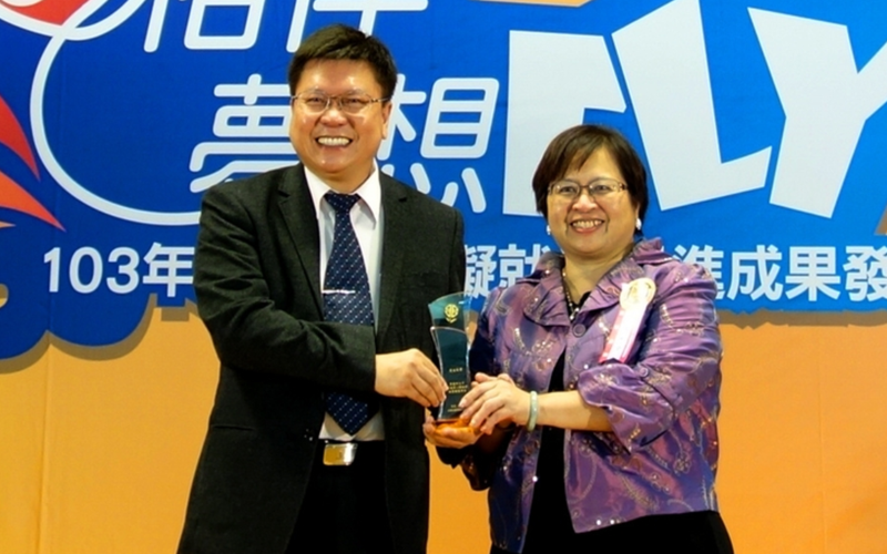 曾任新北市副市長的陳伸賢（左）傳出將被提名為監察委員。（翻攝淡江大學官網）