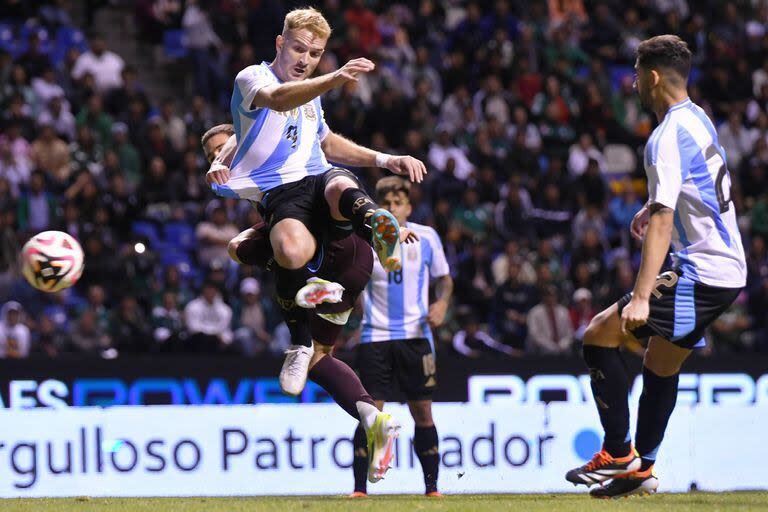 Gondou, en una de las pocas jugadas claras para Argentina, no pudo definir frente a Tapia; la Argentina retrocedió en el juego