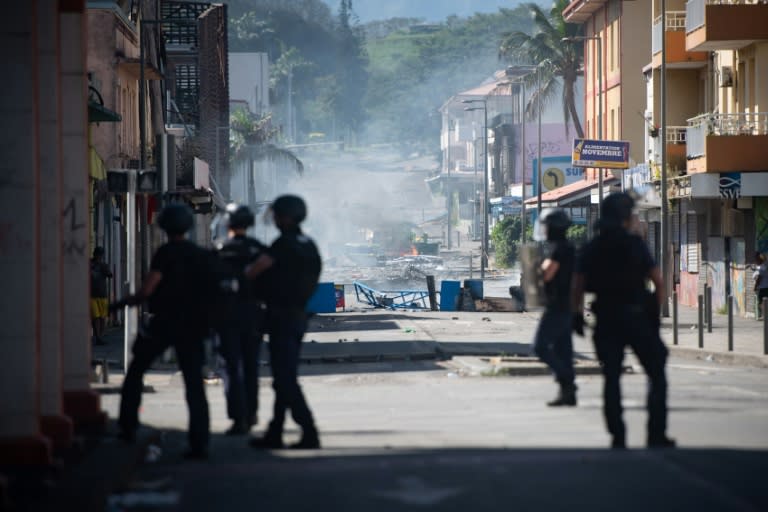 Nach einer vorübergehenden Beruhigung der Lage im französischen Überseegebiet Neukaledonien flammen die Unruhen wieder auf. Dabei wurden laut Behörden Häuser in Brand gesetzt, Demonstranten errichteten Straßensperren und griffen Polizisten an. (Delphine MAYEUR)