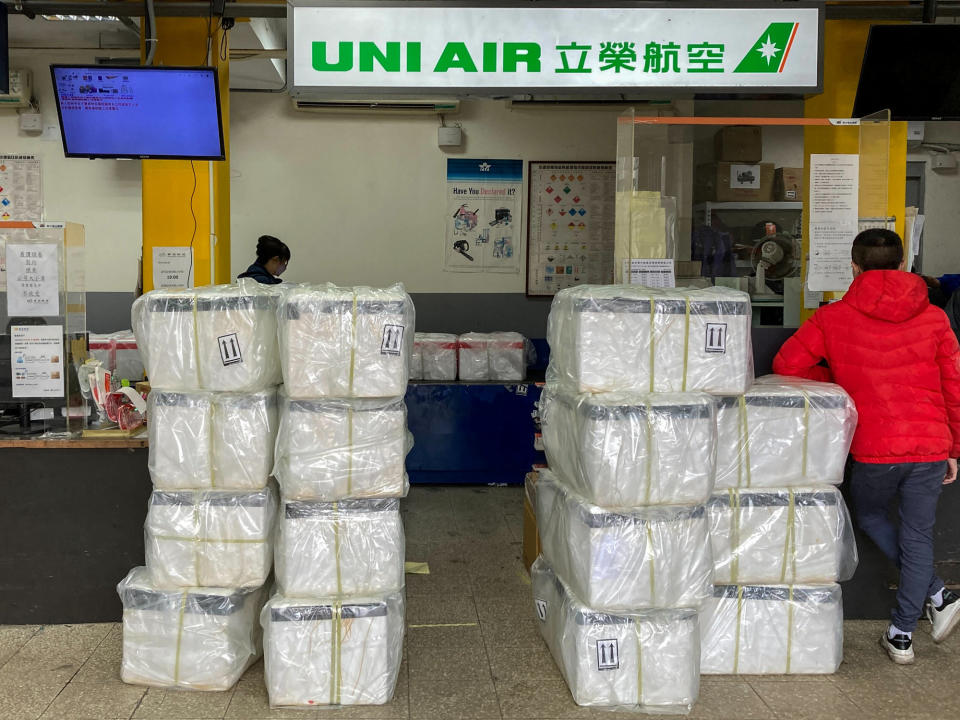 台北松山機場貨運站，偶見正要寄送到金門的龍蝦運輸箱（非文中當事人）。（攝影／李易安）