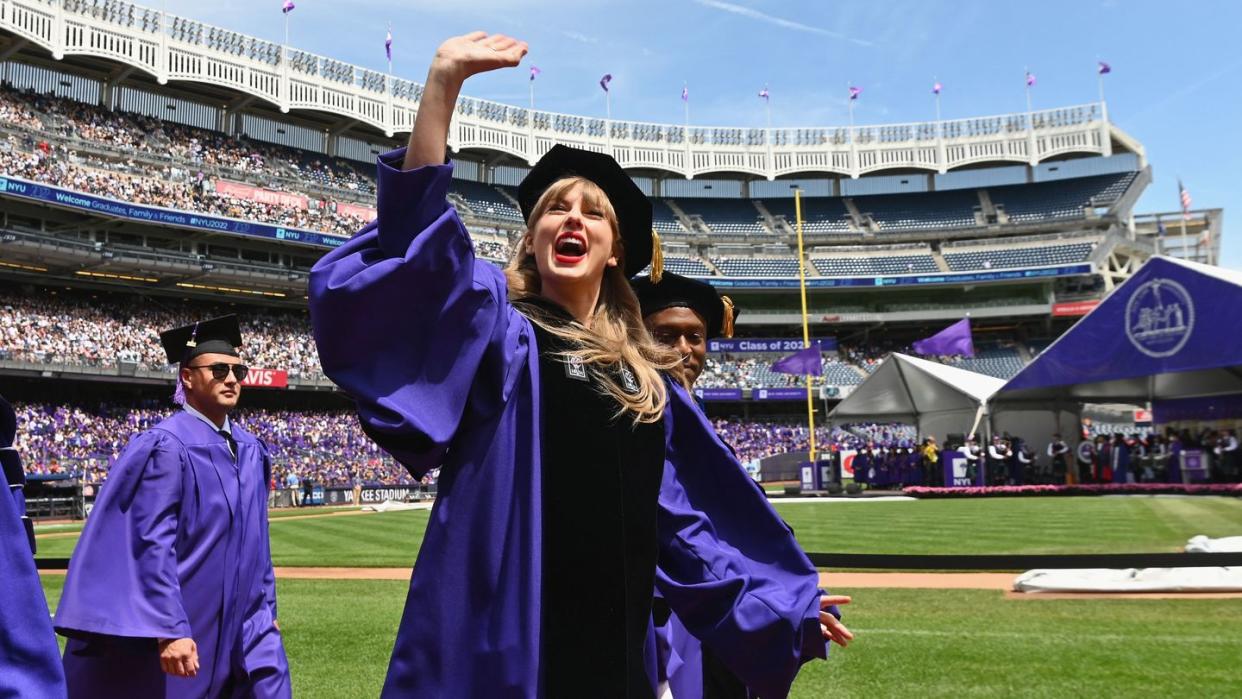 taylor swift commencement nyu graduation