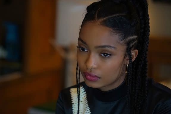 Despite having to juggle school, work and her social life, Zoey Johnson (Yara Shahidi)  has time to express herself through her hair.