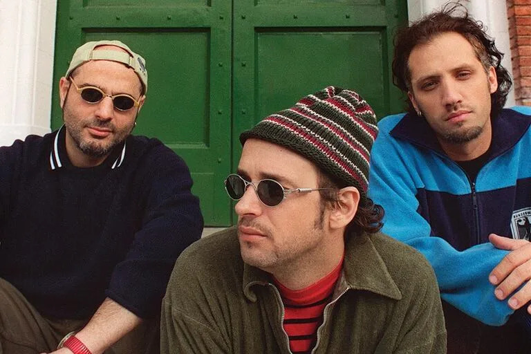 Aun hoy, Soda Stereo sigue siendo la banda más influyente de América Latina. Aquí, Zeta Bosio, Gustavo Cerati y Charly Alberti en Buenos Aires, en abril de 1997