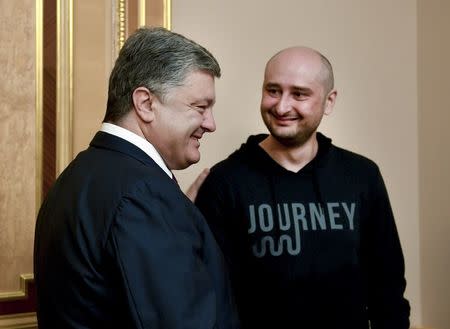 Ukrainian President Petro Poroshenko meets with Russian journalist Arkady Babchenko, who was declared murdered and then later turned up alive, in Kiev, Ukraine May 30, 2018. Mykola Lazarenko/Ukrainian Presidential Press Service/Handout via REUTERS ATTENTION EDITORS - THIS IMAGE WAS PROVIDED BY A THIRD PARTY.