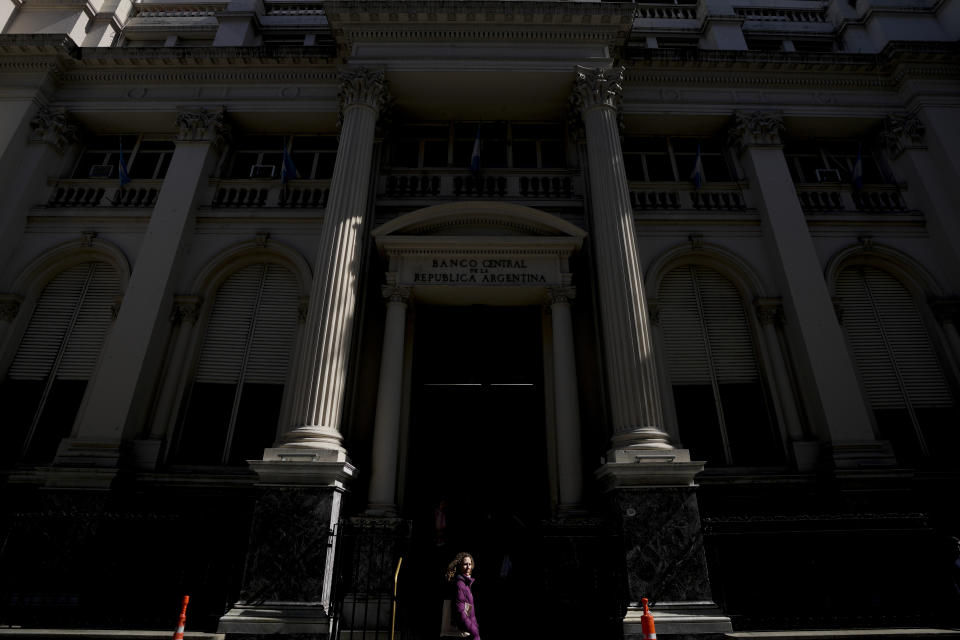 La sede del Banco Central en Buenos Aires, Argentina, el lunes 14 de agosto de 2023. El peso argentino se hundió el lunes después de que el candidato ultraderechista resultara el más votado en las elecciones primarias en las que se eligen los candidatos a presidente. (AP Foto/Natacha Pisarenko)