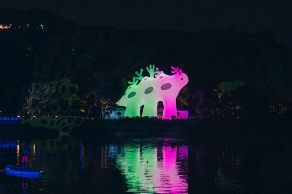 新竹「湖光島藝術節」點燈開幕，FOCA福爾摩沙馬戲團表演扯鈴與舞蹈。(記者曾芳蘭攝)