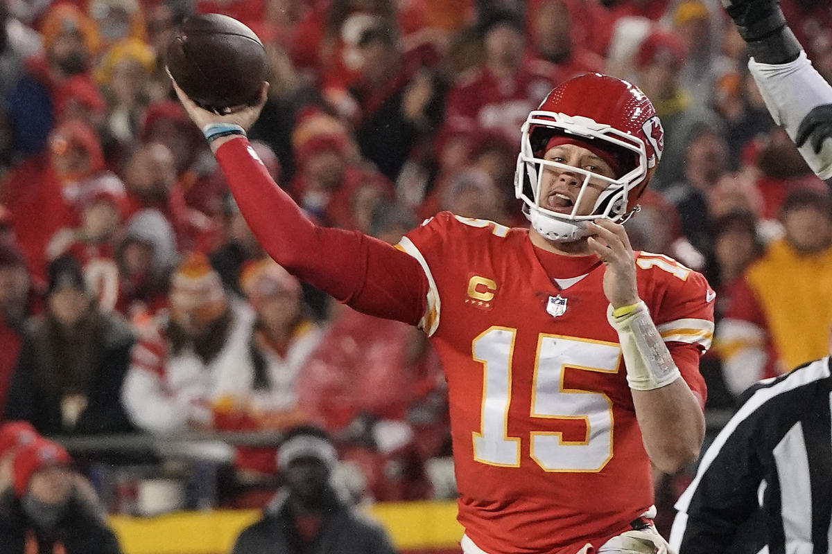 Patrick Mahomes hobbles after throwing for third-quarter first down