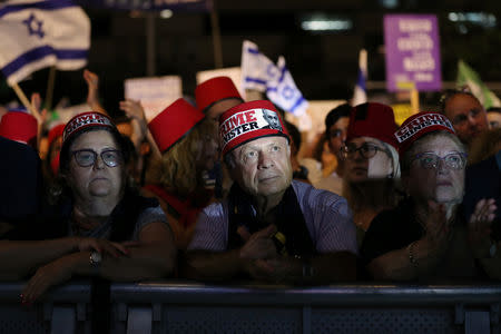 Israelis hold a demonstration against possible legislation reigning in the supreme court which could grant Prime Minister Benjamin Netanyahu immunity from prosecution if he faces corruption charges, in Tel Aviv, Israel May 25, 2019. REUTERS/Ammar Awad