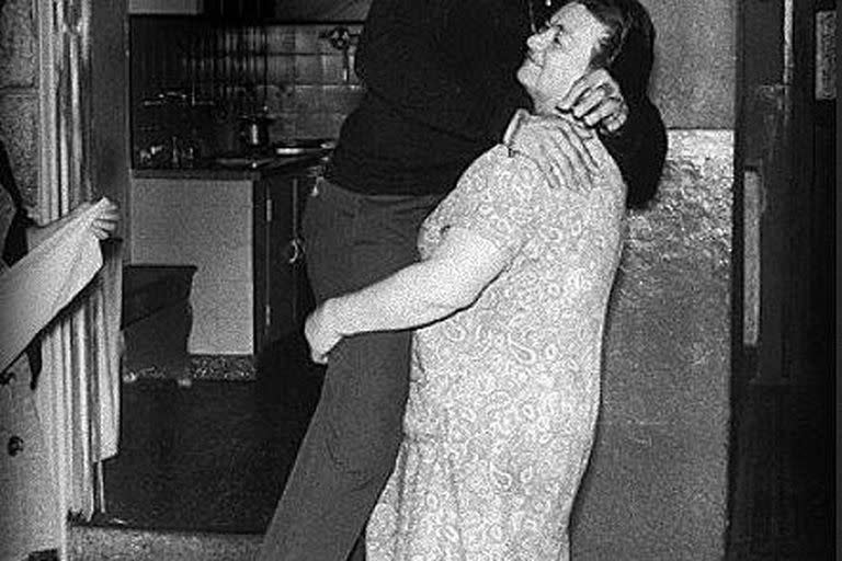 Ringo Bonavena, con doña Dominga, su mamá, que cobró gran popularidad durante la carrera del peso pesado argentino