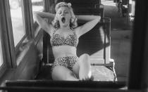 Einen Bikini kann man nicht nur am Strand tragen: Model Mary Lou Weston trägt 1953 einen Leo-Print-Bikini in einem Eisenbahnwagen. (Bild: Graphic House/Archive Photos/Getty Images)