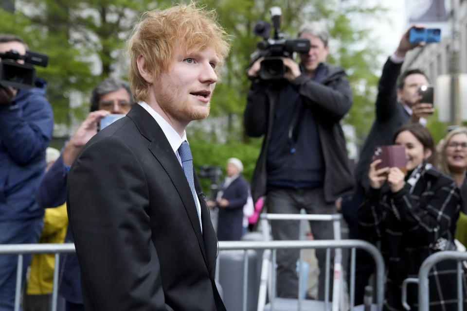 El músico Ed Sheeran se retira tras hablar con medios de comunicación fuera de una Corte Federal en Nueva York tras ganar su juicio por violaciones a los derechos de autor el jueves 4 de mayo de 2023 en Nueva York. Un jurado federal concluyó que Sheeran no plagió componentes clave del clásico de Marvin Gaye de la década de 1970 "Let's Get It On" cuando creó su éxito "Thinking Out Loud". (Foto AP/John Minchillo)