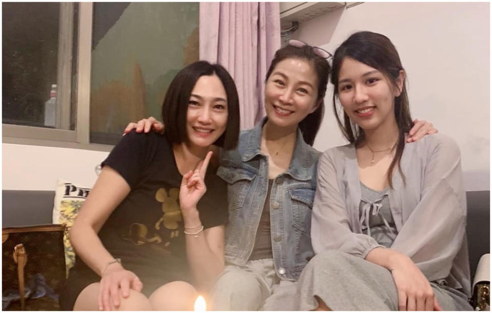 方文琳（中）與于冠華現任妻子（左）同框，右為大女兒于齊優。（圖／方文琳臉書）