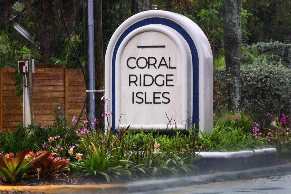 Vista detallada del letrero de entrada al barrio de Coral Ridge Isles en Fort Lauderdale, Florida, el viernes 22 de marzo de 2024.