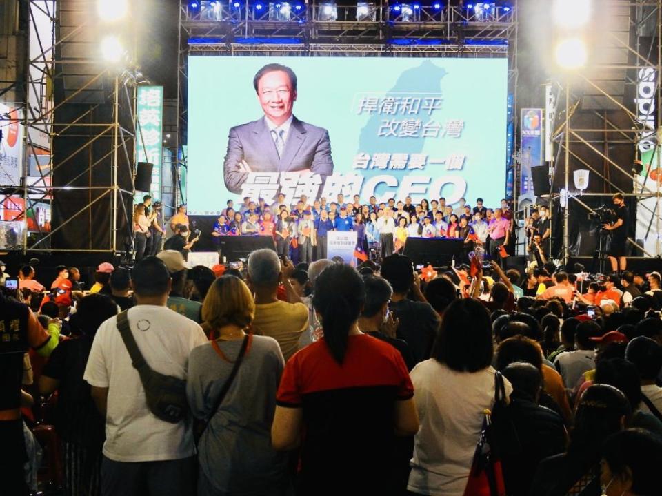 爭取國民黨提名參選總統的鴻海集團創辦人郭台銘，近日行程滿檔，九日晚上在屏東市慈鳳宮舉行「與屏東縣鄉親見面會」，屏東縣議長周典論等政壇人士力挺，現場人山人海。（記者蔣謙正攝）