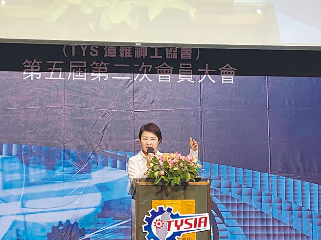 台中市長盧秀燕參加潭雅神工商協進會會員大會，感謝大家一起拚經濟。（張亦惠攝）
