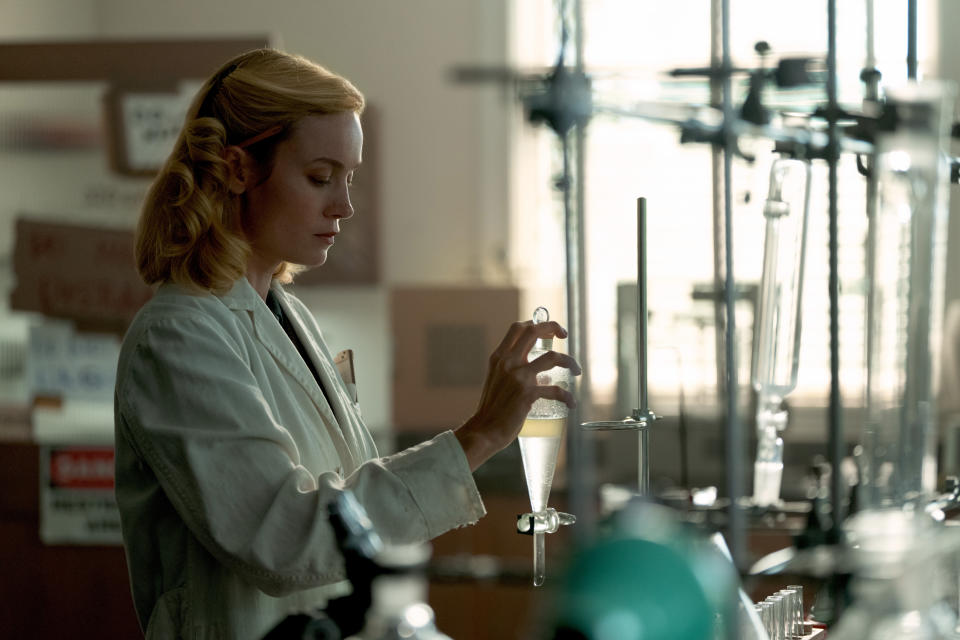 布麗拉森飾演50年代的女化學家。（圖／Apple TV+）