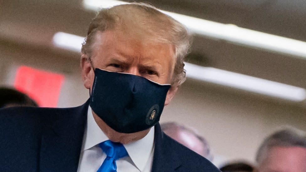 Trump con mascarilla.