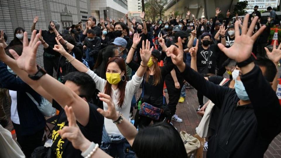 3月1日，香港西九龍法院外聚集了人群，支持47名民主派被捕人士。