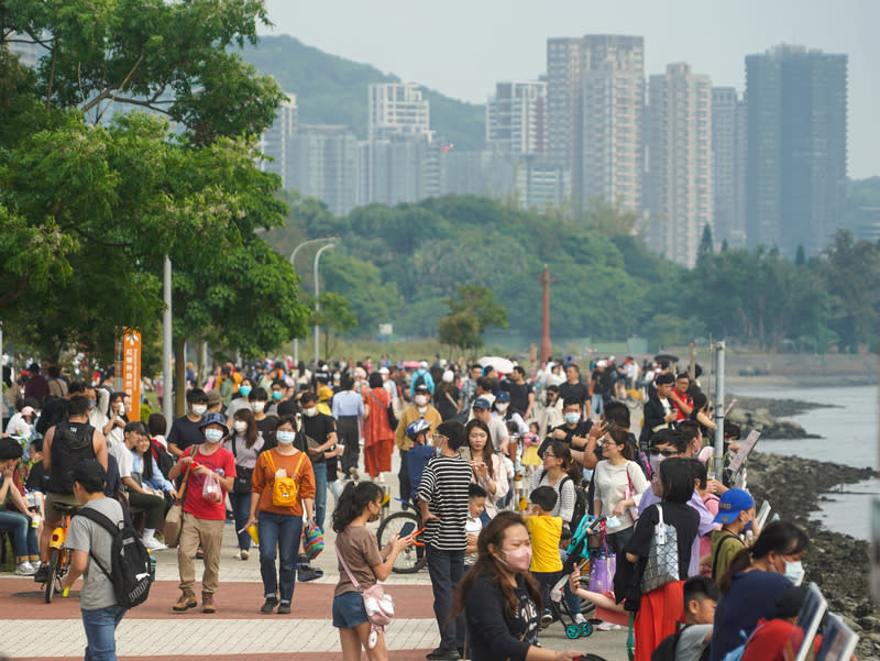 觀光局公布去年台灣旅遊狀況調查報告顯示，民眾平均國內旅遊8.04次，平均旅遊天數為1.47天，每人平均每趟旅遊支出為新台幣2316元。（中央社資料照）