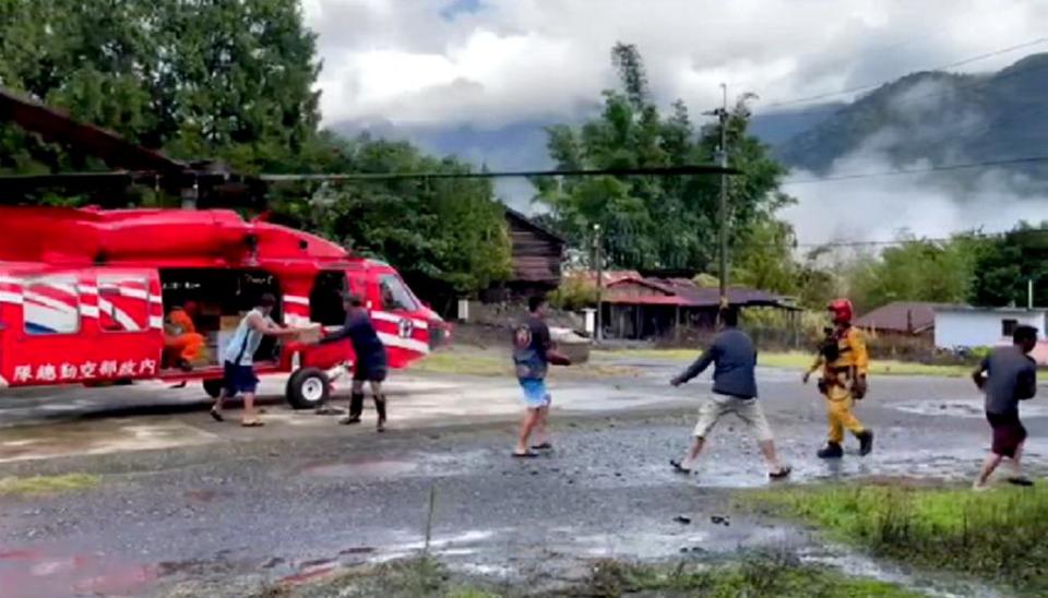 南投縣仁愛鄉因颱風雨災道路中斷，空勤直升機趁天氣放晴載運物資抵災區。（記者陳金龍翻攝）