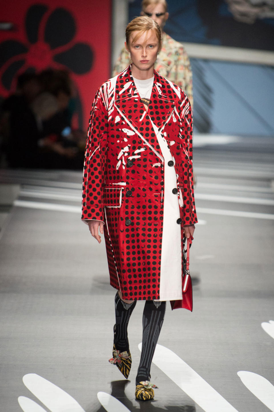 <p>Rot-schwarzer Wildledermantel mit Punkten aus der Frühjahr/Sommer 18 Prada Kollektion. (Bild: ImaxTree) </p>