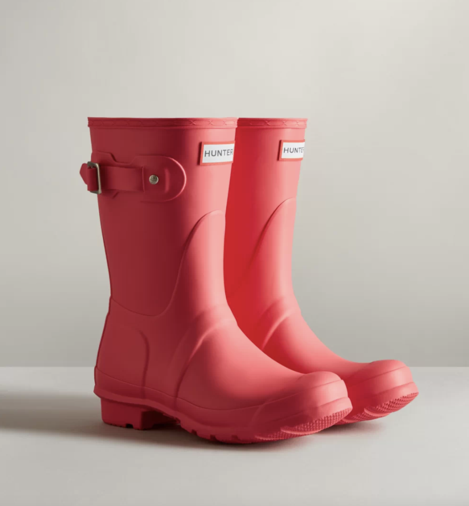 Women's Original Short Rain Boots in pink red (Photo via Hunter)