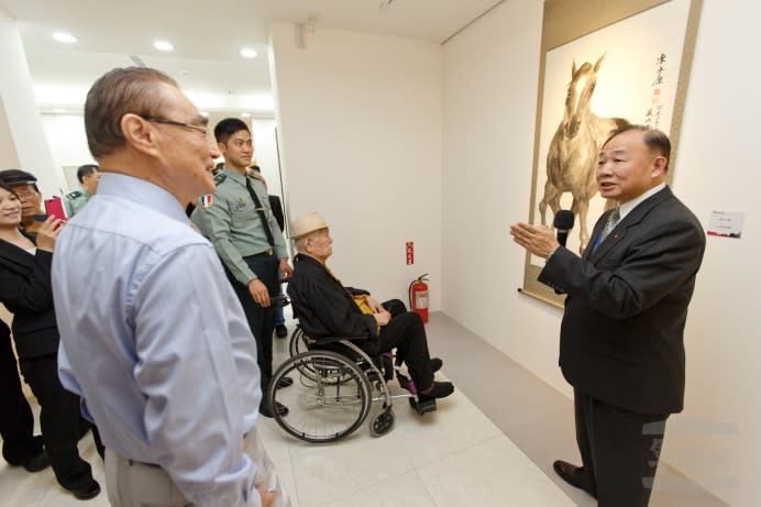 前國防部副部長陳永康21日向現場來賓介紹作品。（軍聞社記者陳建興攝）