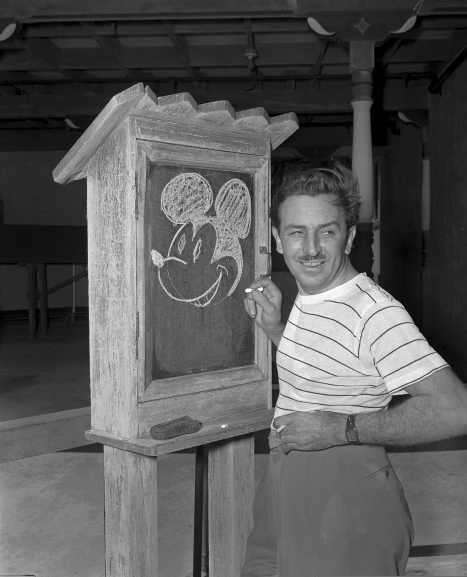 ARCHIVO - Walt Disney, creator of Mickey Mouse, poses at the Pancoast Hotel, Aug. 13, 1941, in Miami, Fla. Winnie the Pooh and Mickey Mouse have recently entered the public domain, making it possible for artists to use them freely. (Foto AP, archivo)