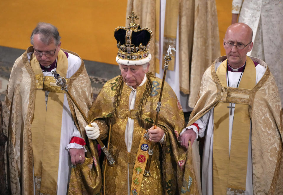 El rey Carlos III de Gran Bretaña observa después de ser coronado con la Corona de San Eduardo por el arzobispo de Canterbury, Justin Welby, en la Abadía de Westminster, Londres, el sábado 6 de mayo de 2023. (Aaron Chown/Pool Photo vía AP)