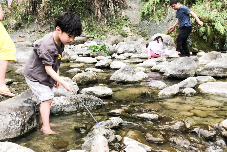 ▲這次營區旁還有溪水讓孩子們玩，林舒語很滿意。