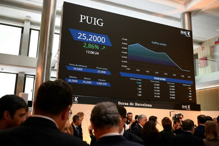 Un écran affiche des informations boursières sur le groupe espagnol Puig, après son introduction en bourse, le 3 mai 2024 à Barcelone (Josep LAGO)
