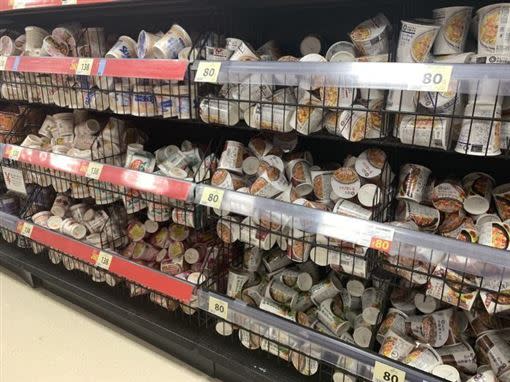 日本超市中的泡麵被雜亂堆放。（圖／翻攝自jp_tomato推特）
