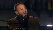 En esta imagen tomada de video, John Legend canta en el espectáculo "Celebrating America", tras la ceremonia de investidura del presidente Joe Biden, el miércoles 20 de enero del 2021. (Biden Inaugural Committee via AP)