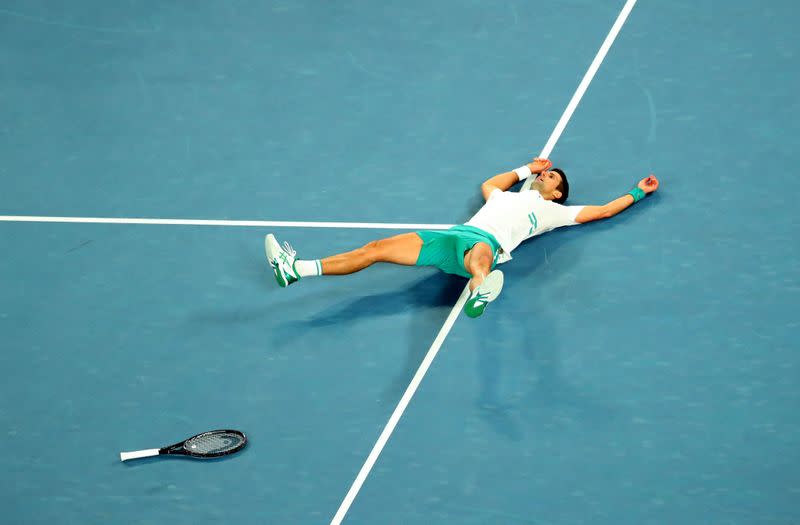 Foto del domingo del serbio Novak Djokovic celebradno tras superar al ruso Daniil Medvedev para ganar el Abierto de Australia