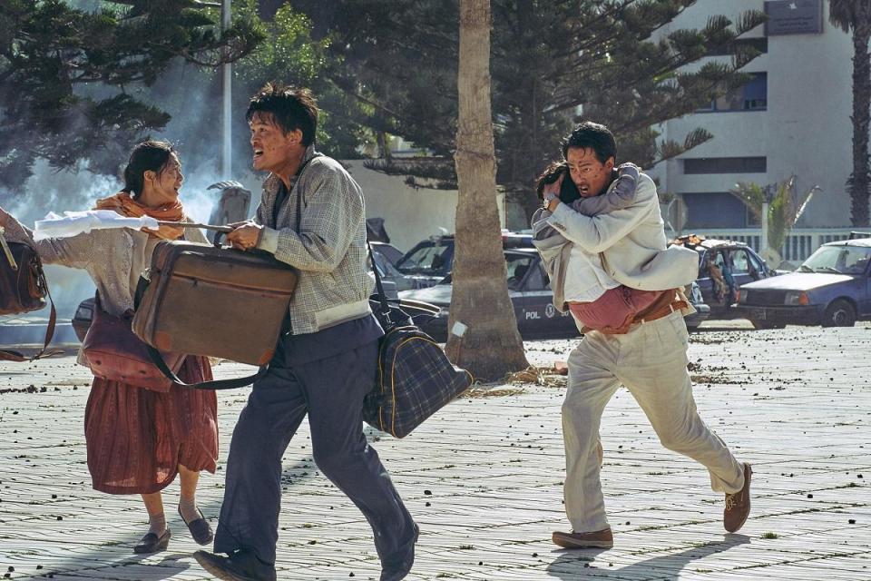 《逃出摩加迪休》改編自真實故事，索馬利亞首都爆發內戰，南北韓使館人員拚命求生。（車庫娛樂提供）