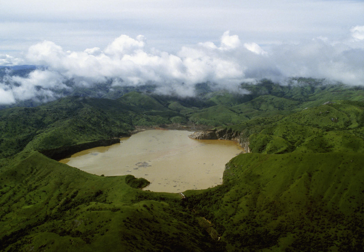 Imagen aérea del lago de Nyos, en Camerún, escenario de uno de los mayores desastres naturales que se recuerdan  (Photo by THIERRY ORBAN/Sygma via Getty Images)