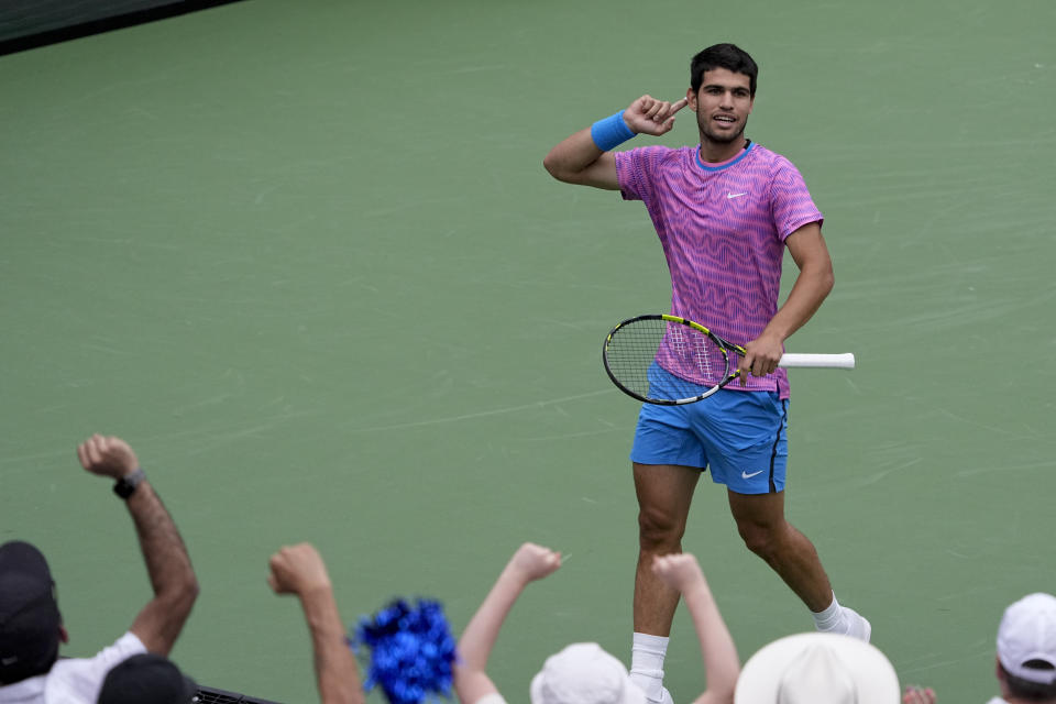 El español Carlos Alcaraz reacciona luego de gannar un punto ante el ruso Daniil Medvedev durante la final del abierto BNP Paribas, el domingo 17 de marzo de 2024, en Indian Wells, California. (AP Foto/Mark J. Terrill)