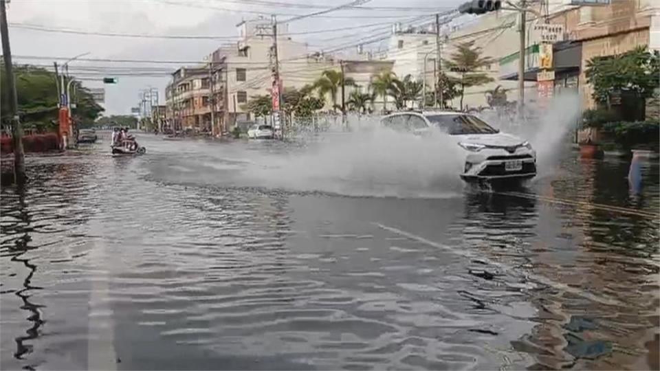 颱風來襲逢大潮海水倒灌　高雄旗津部分街道「淹過腳踝」