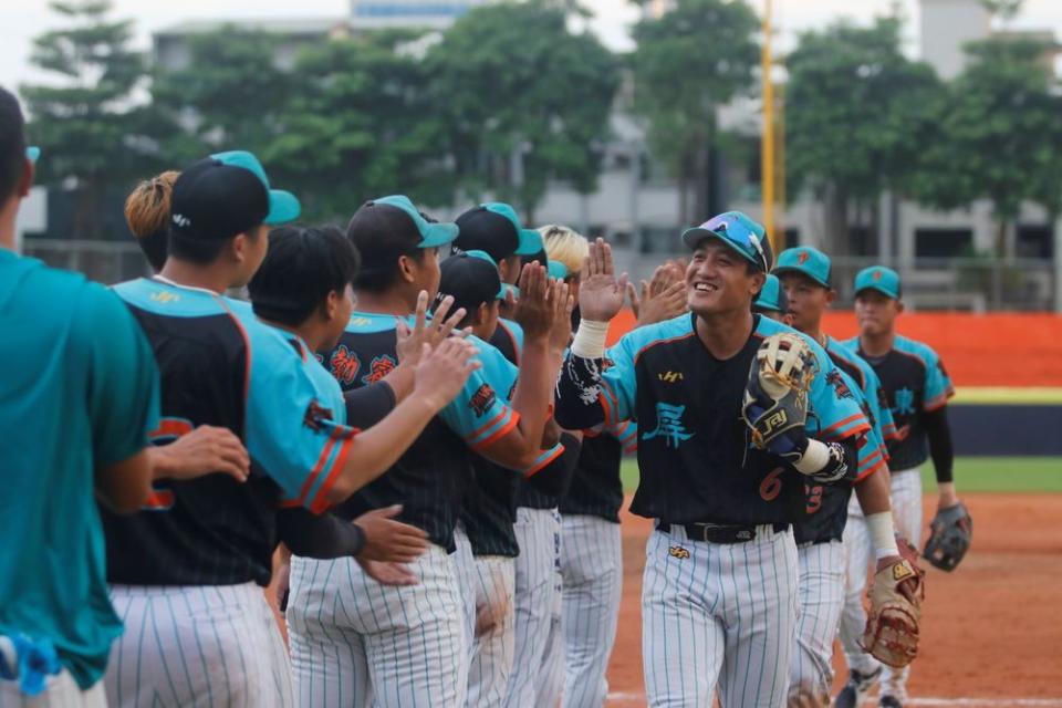 屏東紅尾隊戰到第10局才辛苦獲勝。姚瑞宸攝