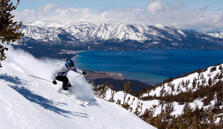 Un esquiador desciende en la estación de esquí Heavenly, en South Lake Tahoe, California