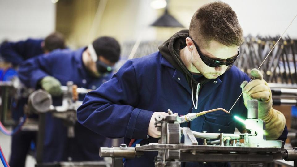 Obreros trabajando en una fábrica