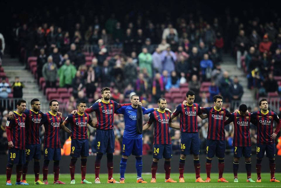 FC Barcelona's players observe a minute of silence in memory of Luis Aragones prior to Spanish La Liga soccer match between FC Barcelona and Valencia at the Camp Nou stadium in Barcelona, Spain, Saturday, Feb. 1, 2014. Former footballer and manager of Spain national team Luis Aragones died Saturday at the age of 75. (AP Photo/Manu Fernandez)