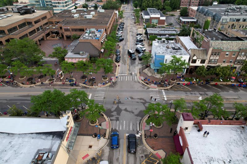 FOTO DE ARCHIVO. Una vista aérea de la ruta del desfile después de un tiroteo masivo en la ruta del desfile del 4 de julio en el suburbio de Chicago de Highland Park, Illinois, Estados Unidos