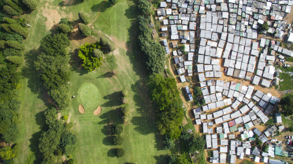 <p>Las imágenes forman parte de un proyecto que él mismo ha creado llamado Unequal Scenes (Escenas desiguales). Aquí vemos a vista de pájaro el contraste entre un resort de golf y un barrio marginal en Durban, también en Sudáfrica. (Foto: Twitter / @UnequalScenes). </p>