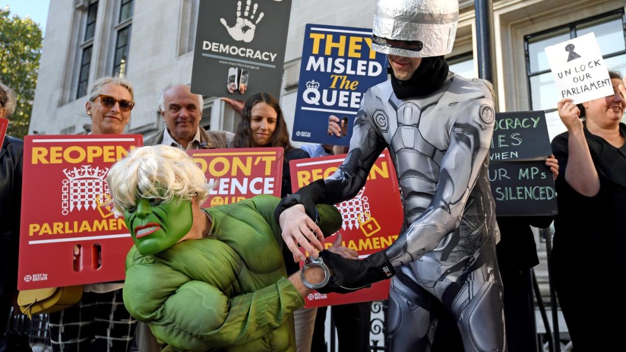 Verkleidet als Superhelden: Demonstranten spotten vor dem Obersten Gerichtshof über Premier Johnson, der Großbritannien mit dem Superhelden «Hulk» verglichen hatte. Foto: Kirsty O'Connor/PA Wire