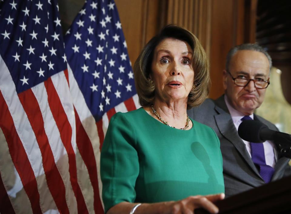 <p>6. Chuck Schumer y Nancy Pelosi. Los líderes de la minoría demócrata en el Senado y la Cámara de Representantes no tienen, por sí mismos, capacidad de frenar iniciativas y acciones legislativas si estas tienen suficiente respaldo de la mayoría republicana, pero sí son un factor importante en la crítica y, posiblemente, en el compromiso. En ciertos casos, como cuando en el Senado se requiere una supermayoría de 60 votos, el liderazgo demócrata tiene un papel clave para frenar o propiciar legislación e, inclusive, en ciertos casos podría colaborar incluso en la Cámara Baja con los republicanos moderados para impulsar opciones menos radicales que las que han surgido por la presión de los ultraconservadores de derecha. (Foto: AP)</p>