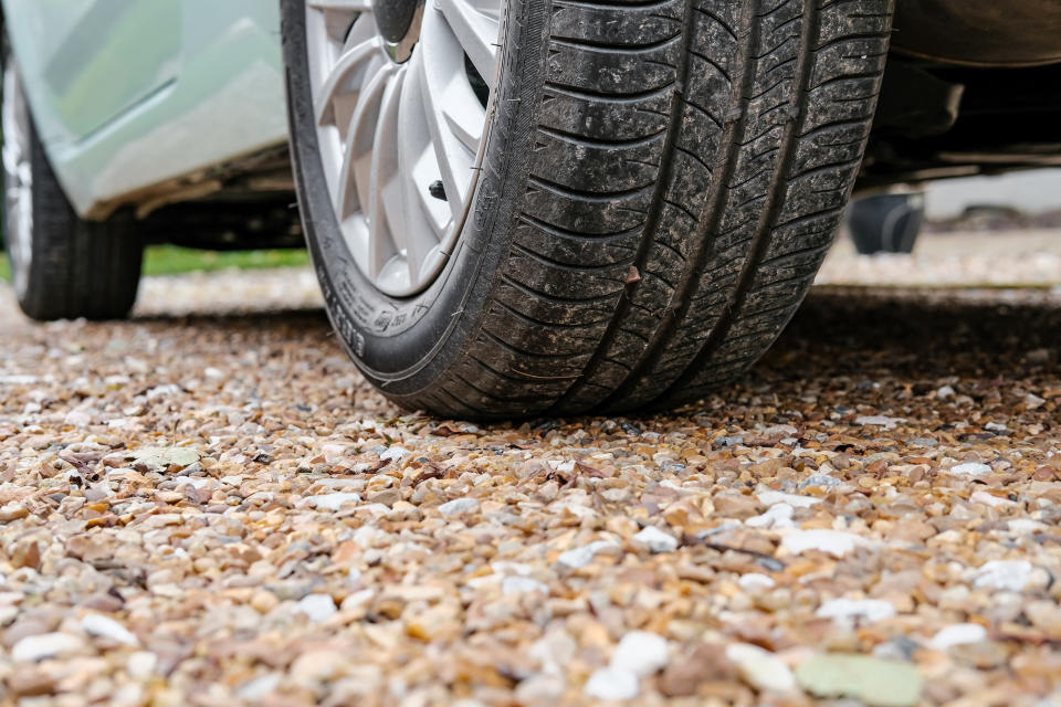 Cuando el coche está parado mucho tiempo, su propio peso puede provocar la aparición de puntos planos en la zona de los neumáticos que está en contacto con el suelo. La mejor forma de evitarlo también es conducir una vez a la semana, aunque sea dando únicamente un par de vueltas a la manzana. (Foto: Getty Images).